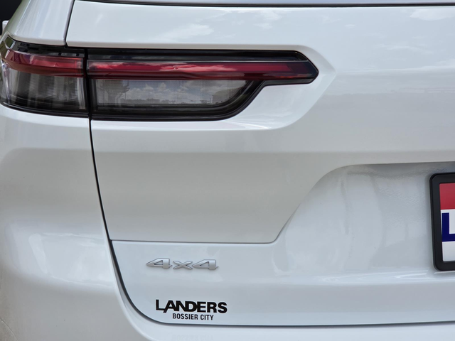 New 2026 Bright White Clear-Coat Exterior Paint Jeep Summit image 27