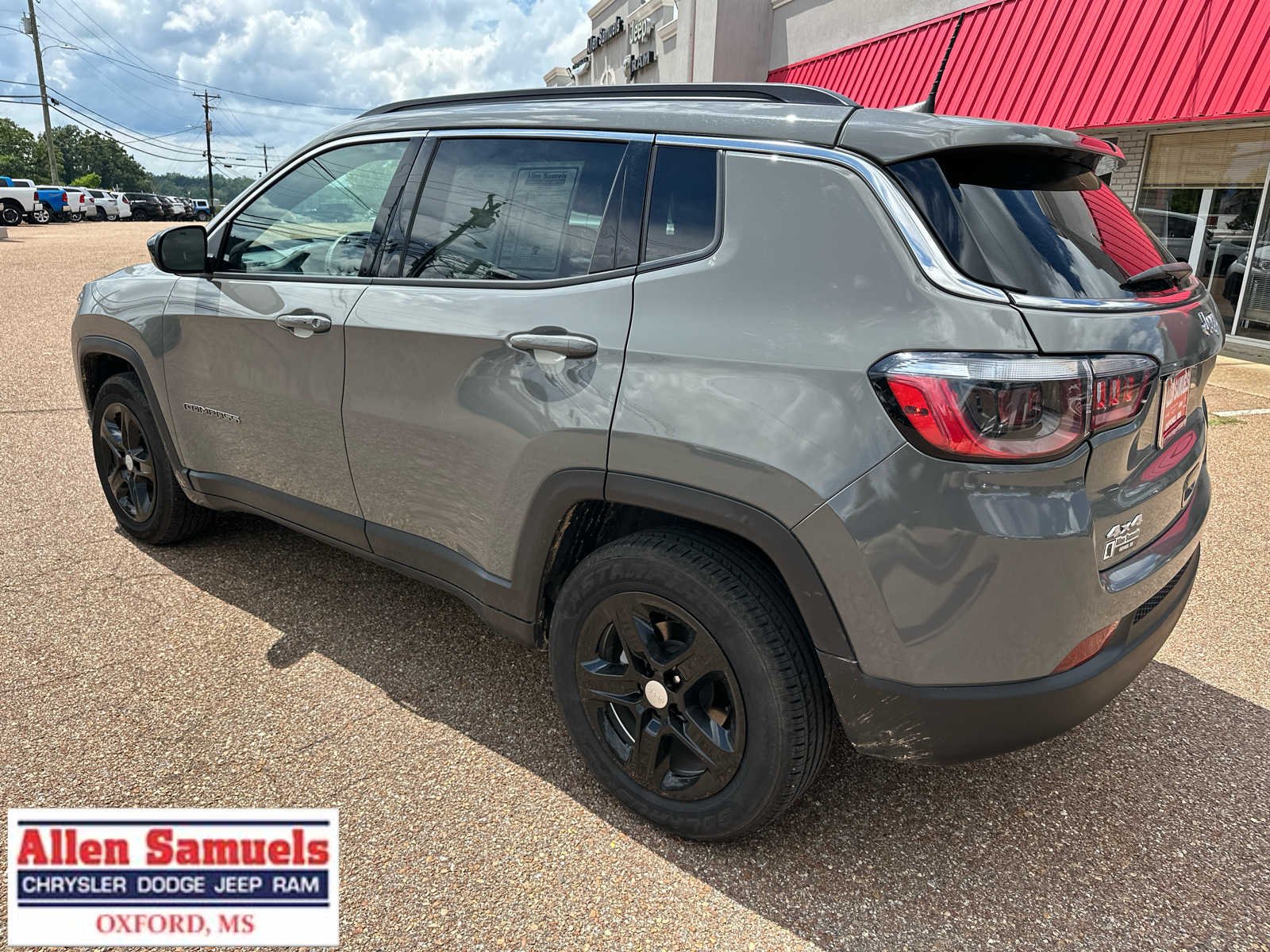 Used 2024 Sting-Gray Clearcoat Jeep Latitude image 5