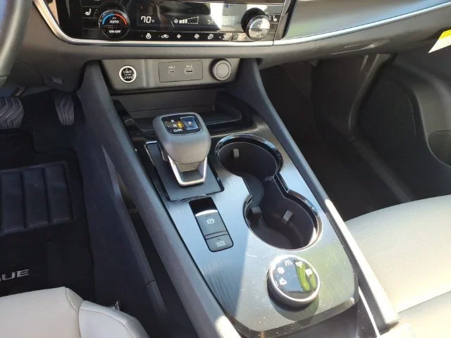 2021 Nissan Rogue SV - Photo 11