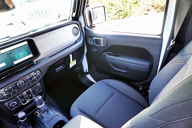 New 2026 Bright White Clear-Coat Exterior Paint Jeep Sport S image 30