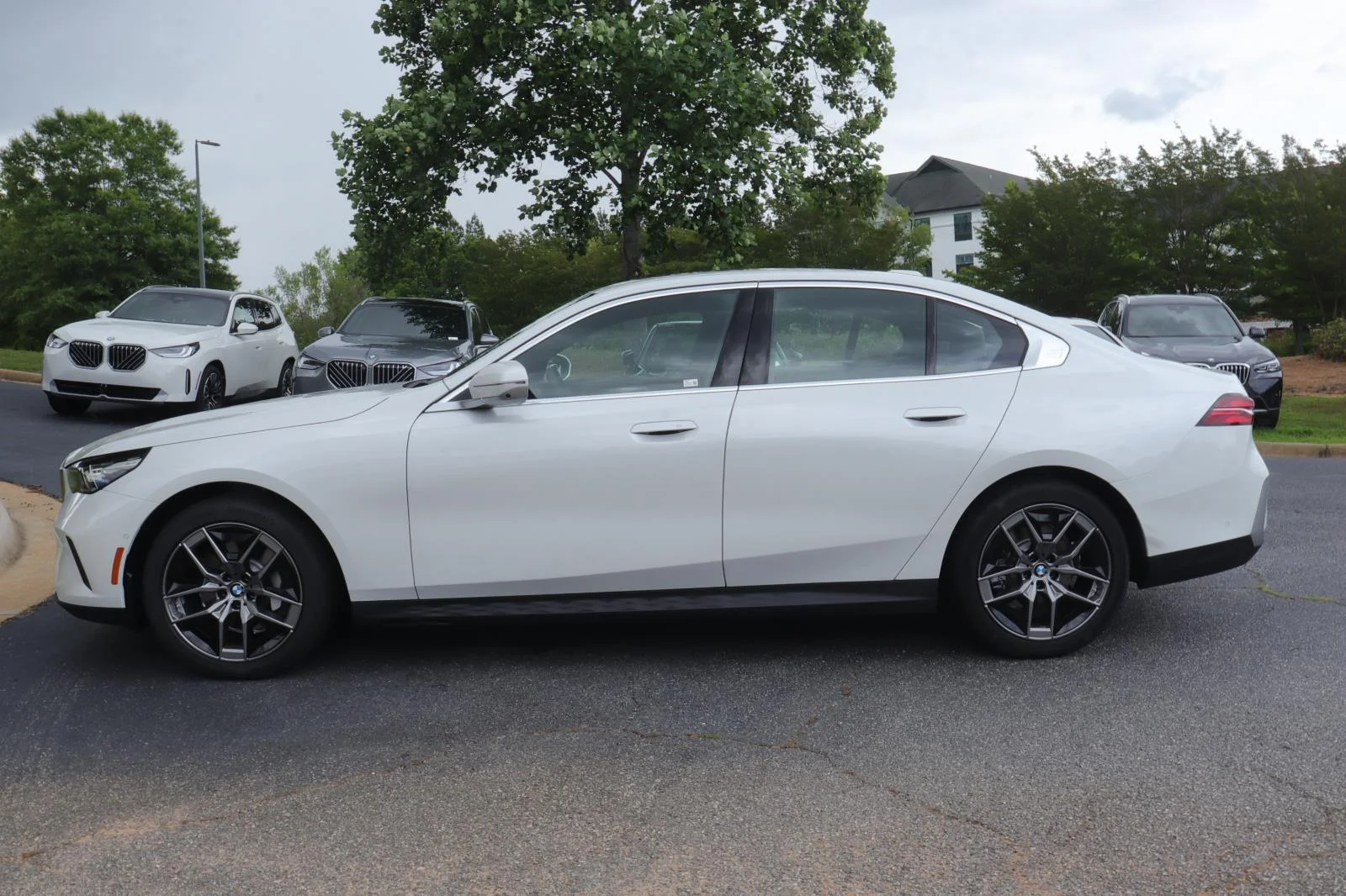 New 2027 Mineral White Metallic BMW 530i image 3