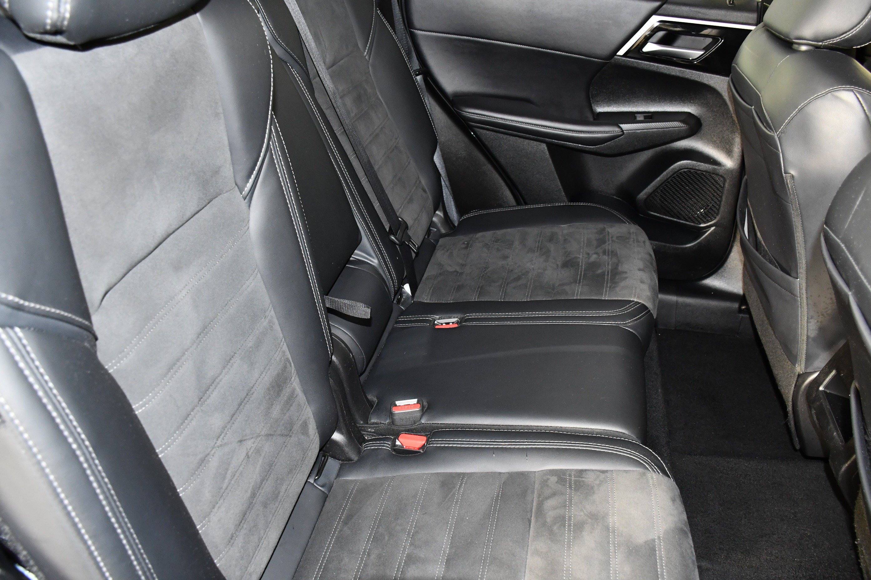 Certified Used 2024 White Diamond Mitsubishi SE image 42