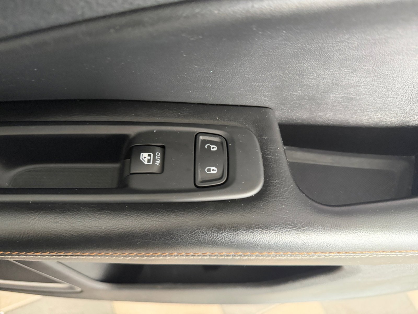 Used 2019 Diamond Black Crystal Pearlcoat Jeep Latitude image 31