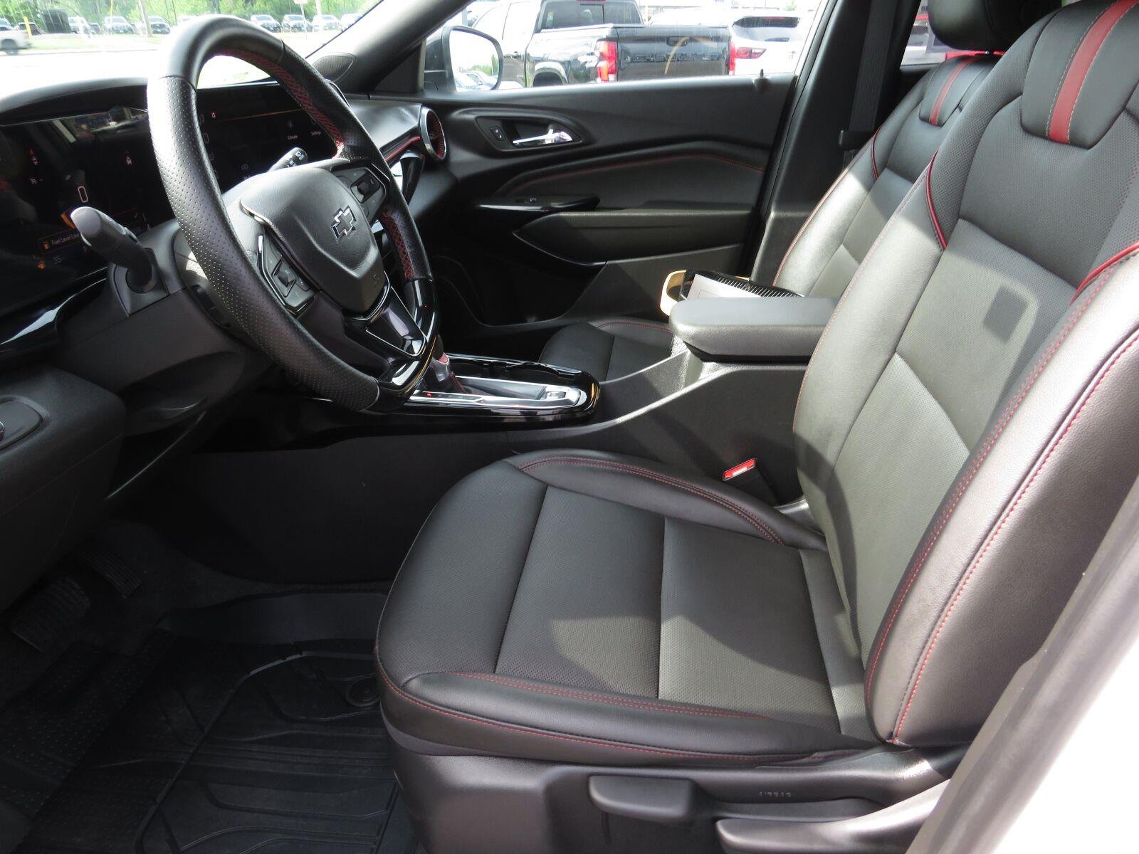 Used 2025 Summit White Chevrolet 2RS image 18