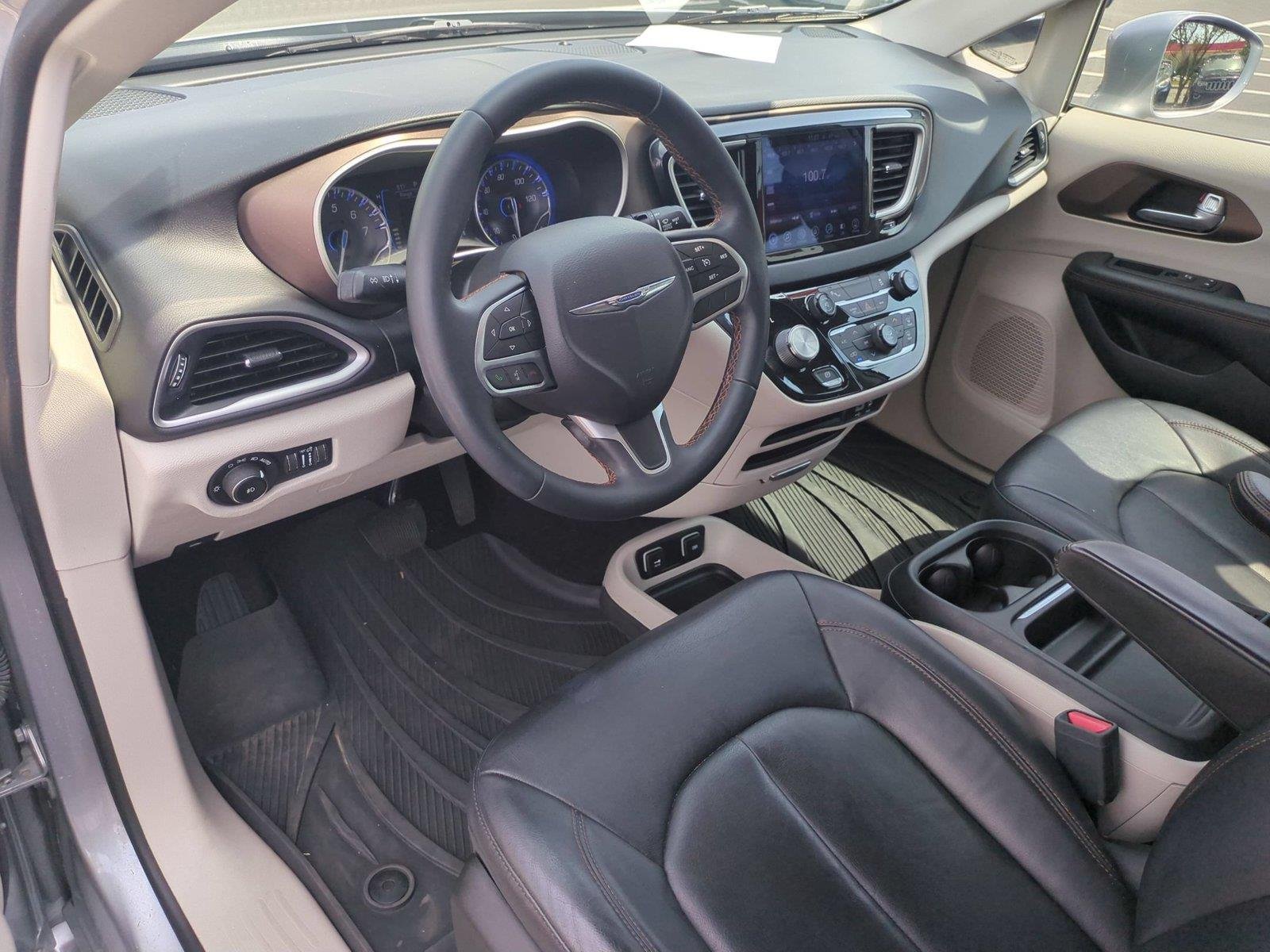 Used 2017 Billet Silver Metallic Clearcoat Chrysler Touring-L image 19
