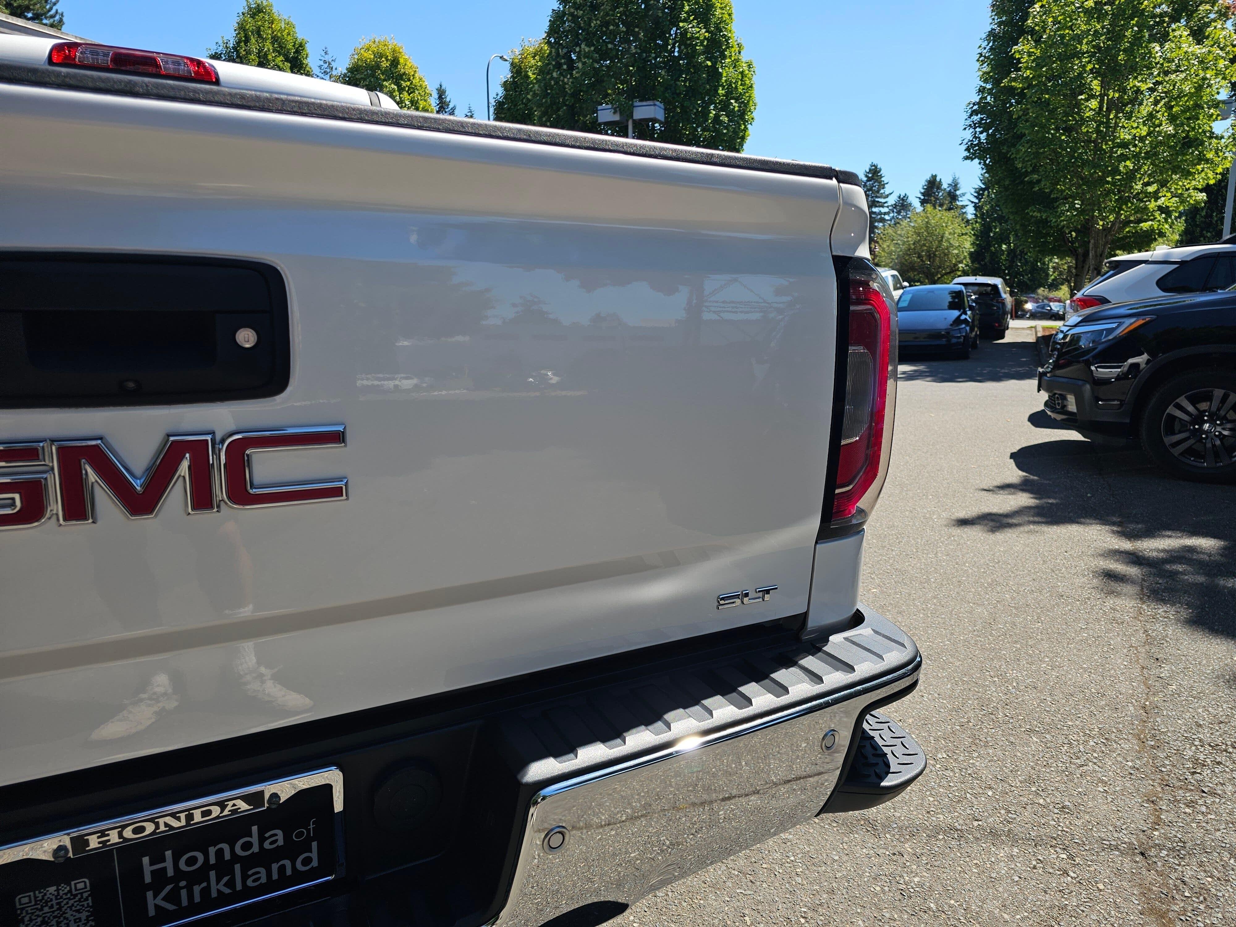 Used 2017 White Frost Tricoat GMC SLT image 17