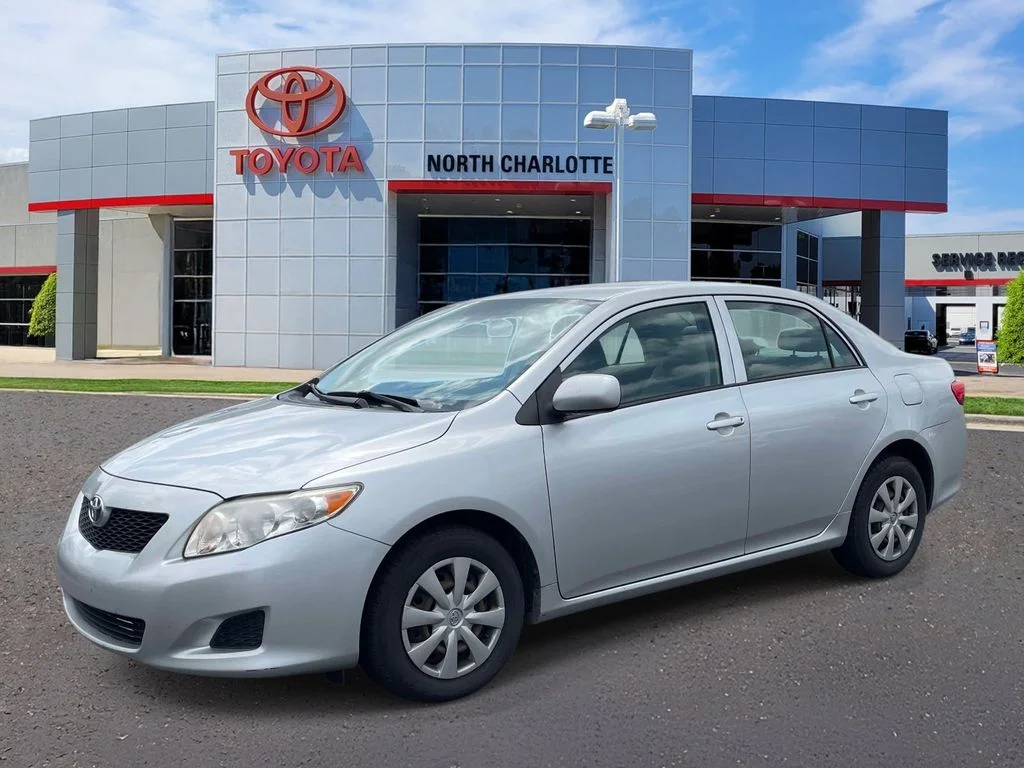 Used 2010 Silver Toyota LE image 3