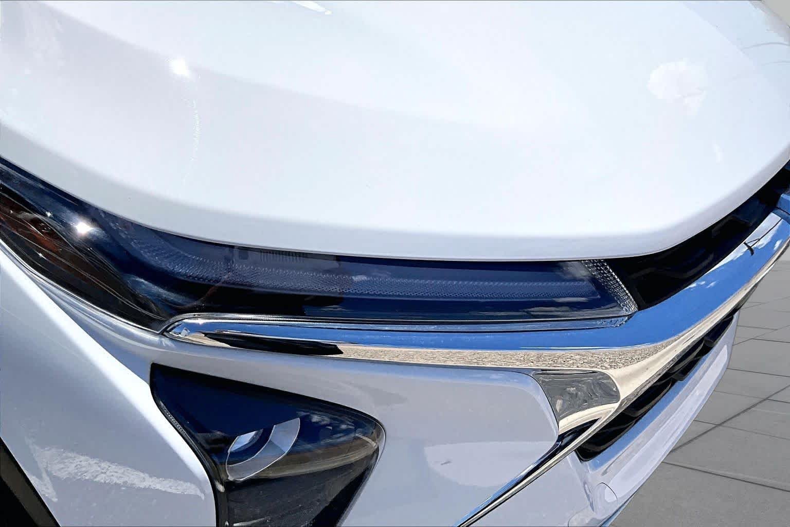 Used 2025 Summit White Chevrolet LT image 24