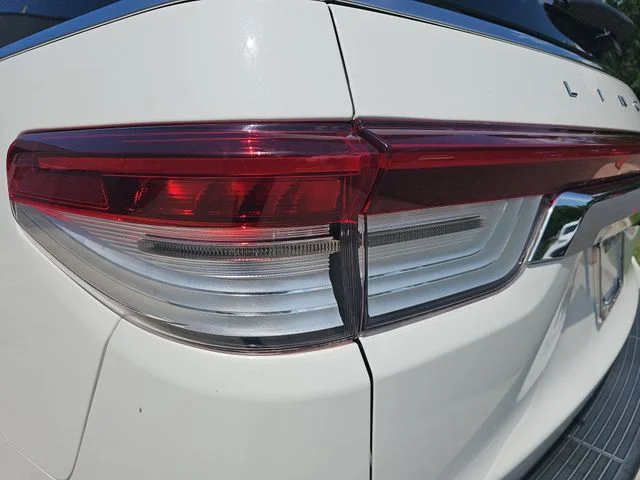 Used 2022 White Lincoln Reserve image 33