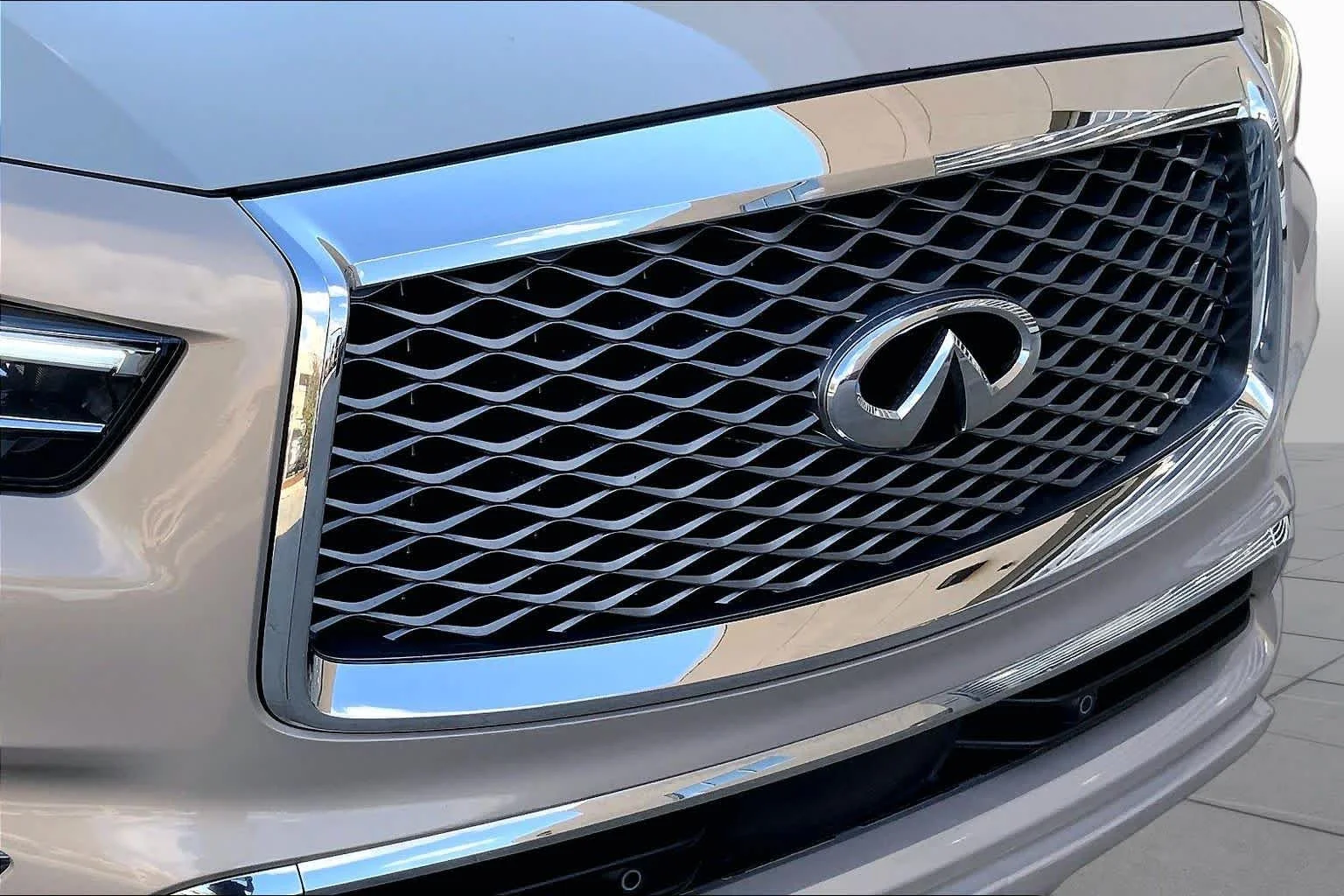 Used 2023 Champagne Quartz INFINITI PREMIUM SELECT image 32