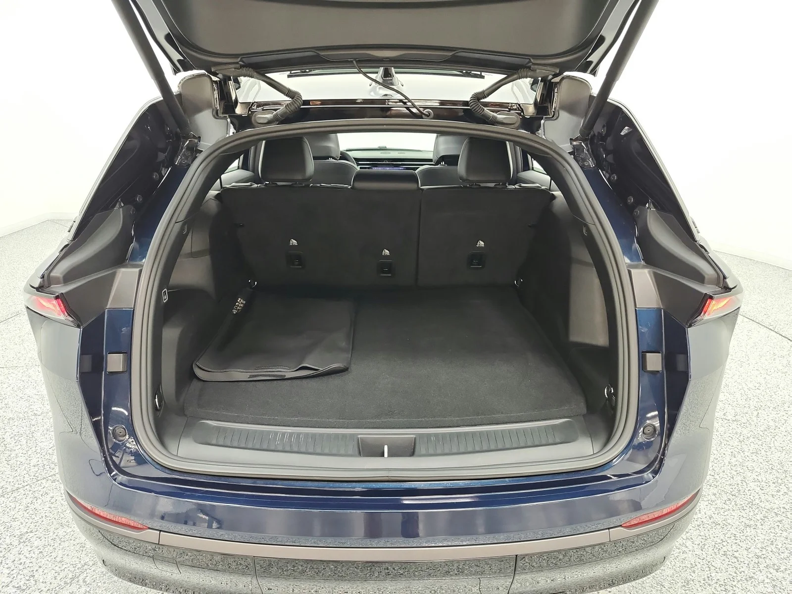 Used 2024 Fathom Blue Pearlcoat Jeep Launch Edition image 19