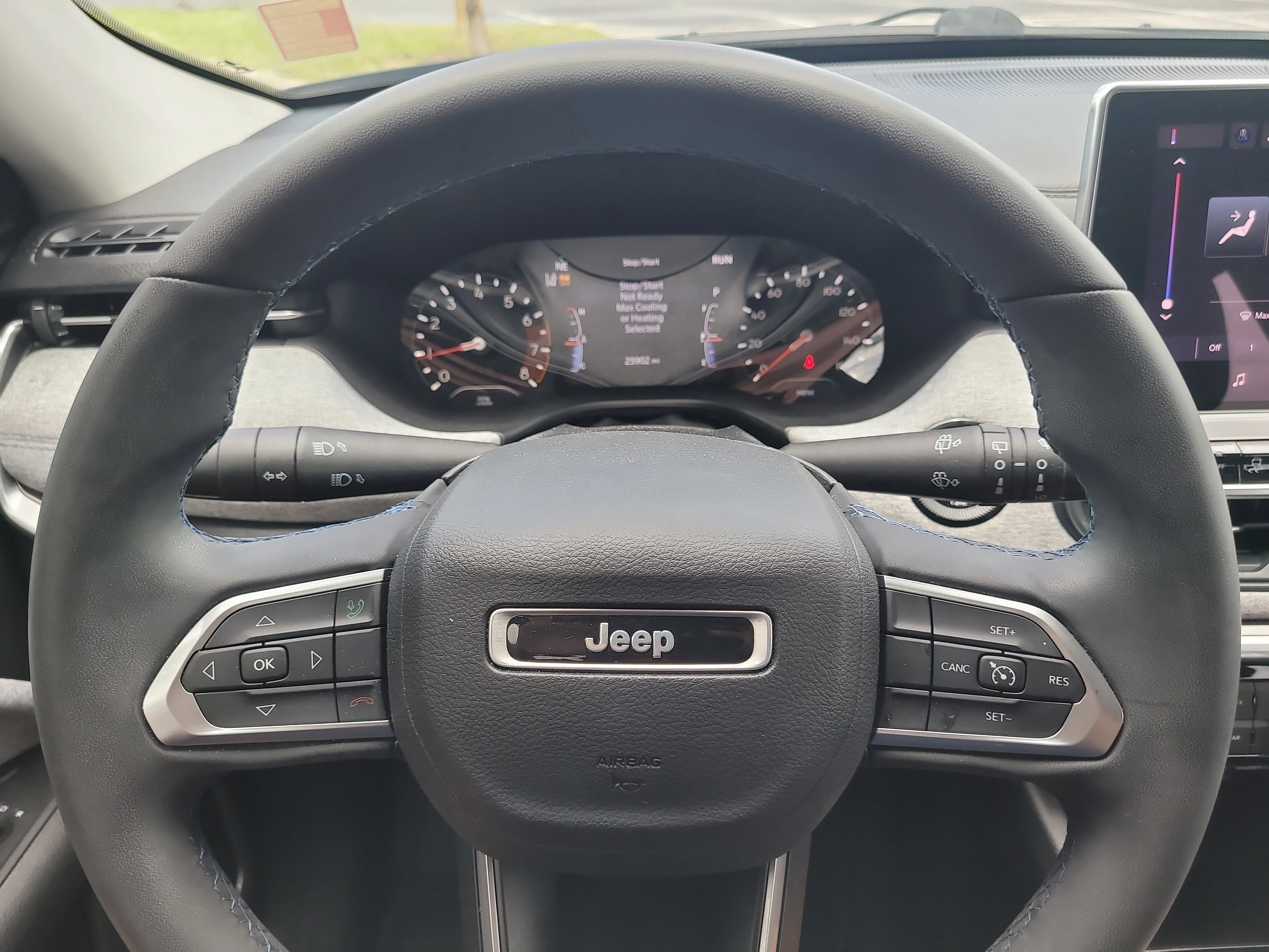 Used 2022 Diamond Black Crystal Pearlcoat Jeep Latitude image 28