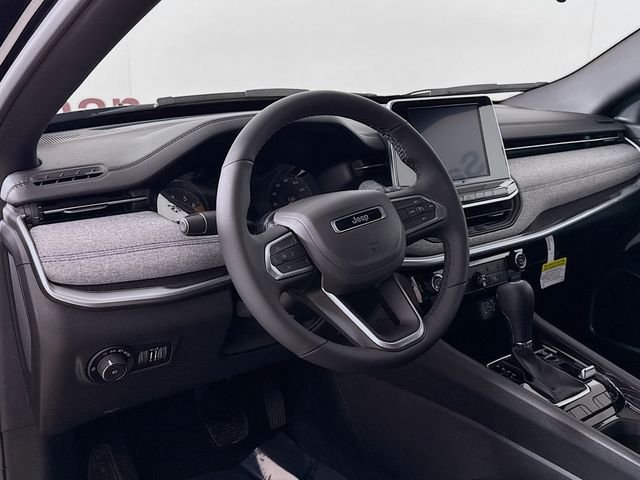 New 2026 Diamond Black Crystal Pearl-Coat Exterior Paint Jeep Latitude image 9