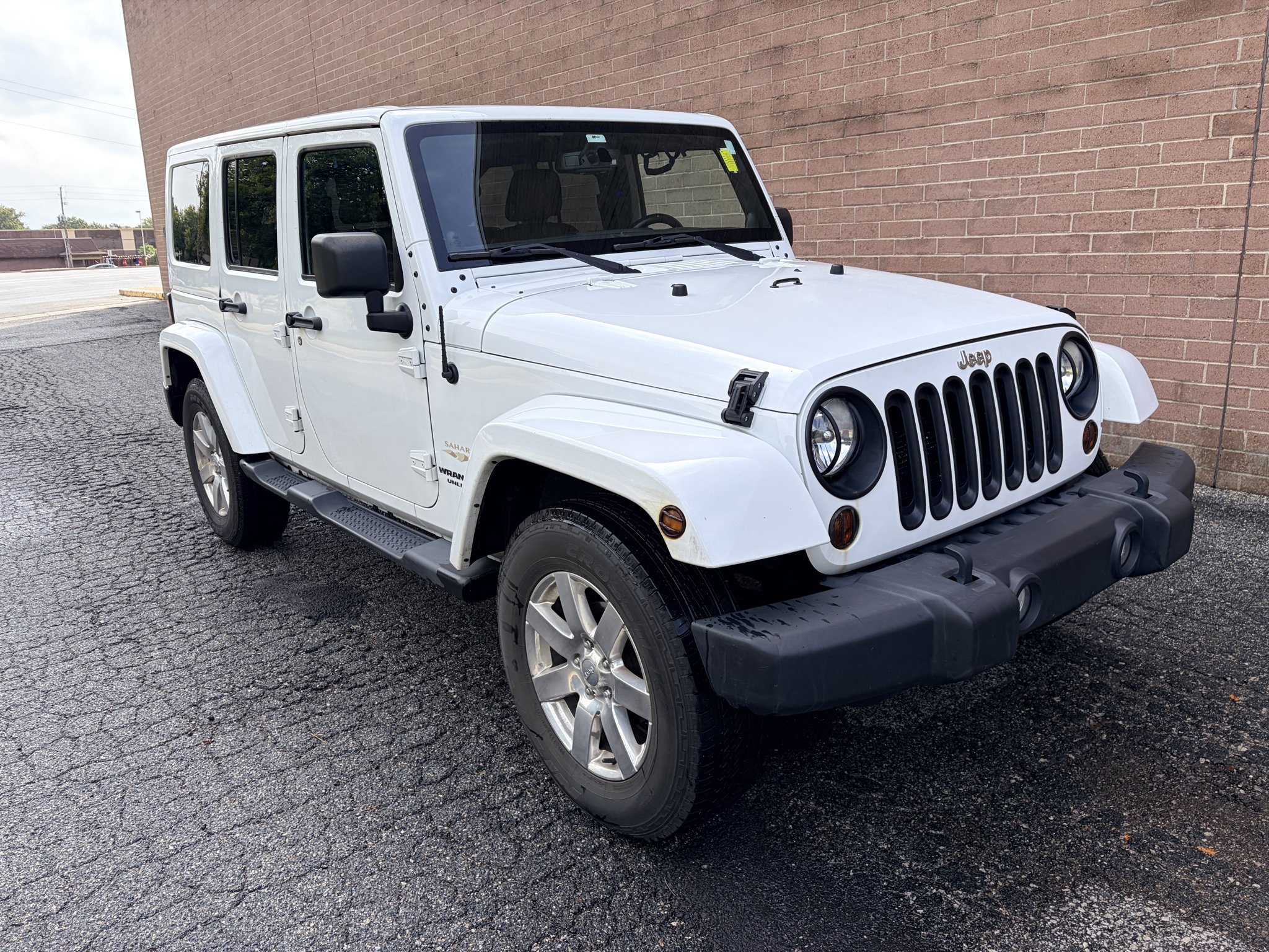 Used 2013 Bright White Clearcoat Jeep Sahara image 7