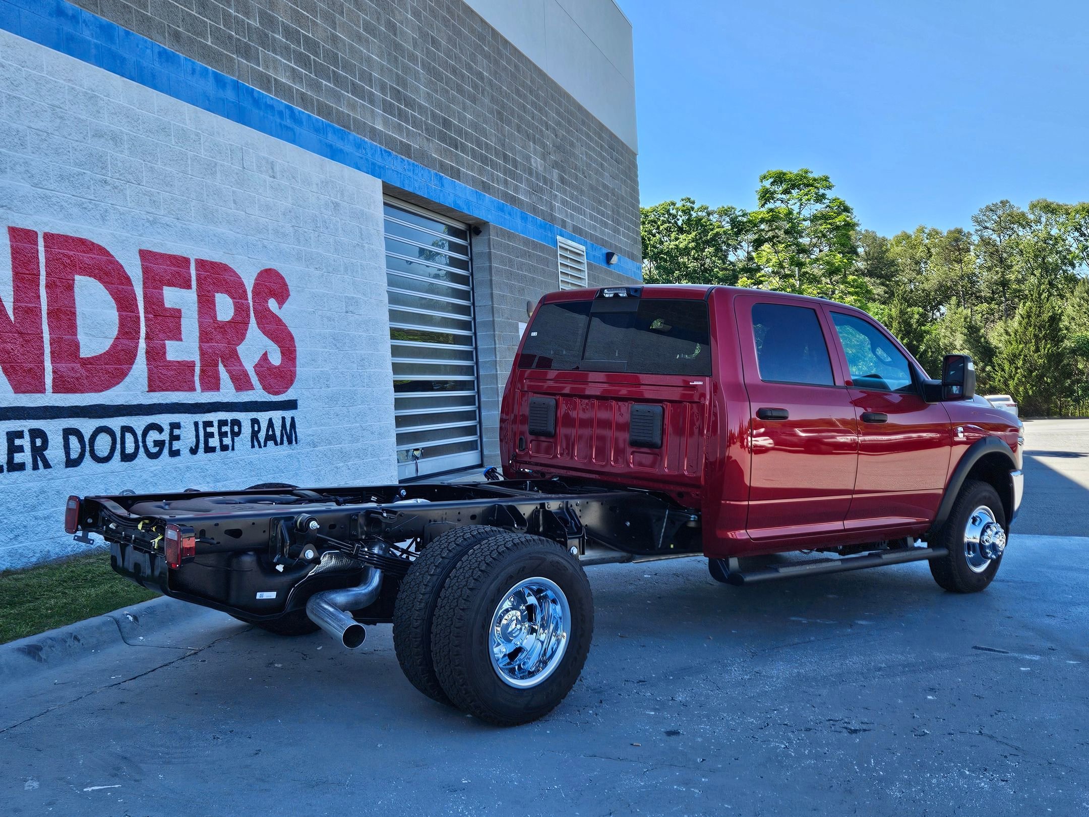 New 2026 Molten Red Pearl-Coat Exterior Paint RAM Tradesman image 7