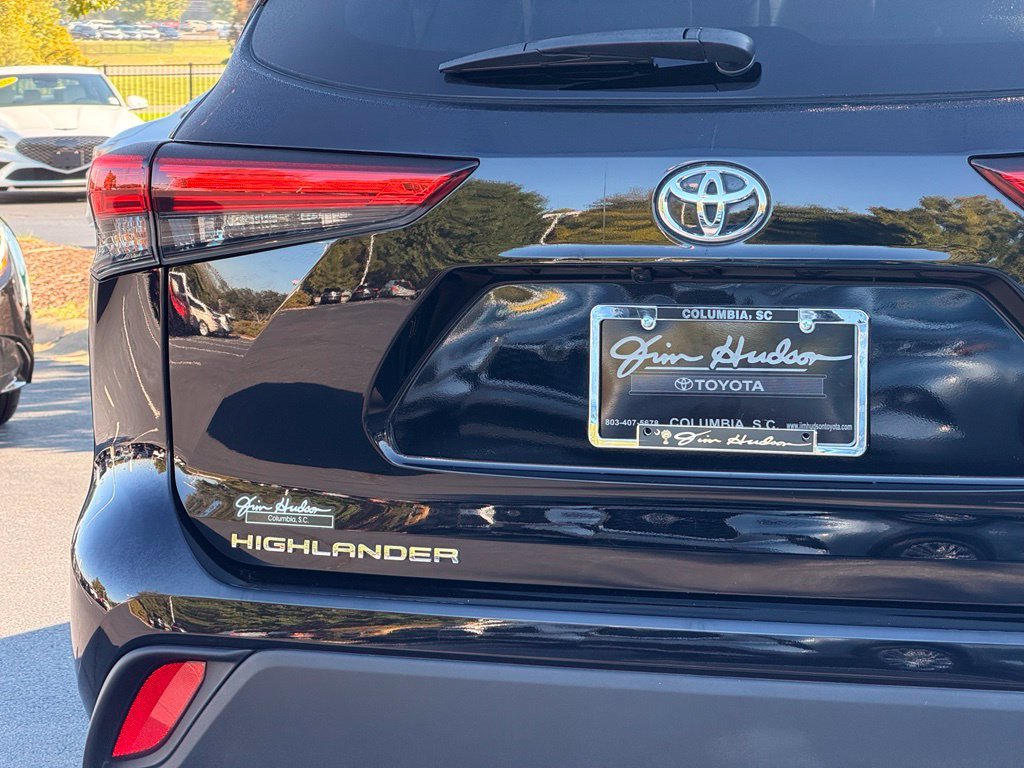 Used 2022 Black Toyota XLE image 12