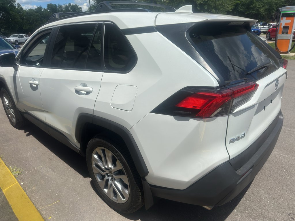 Used 2025 Wind Chill Pearl Toyota XLE Premium image 4