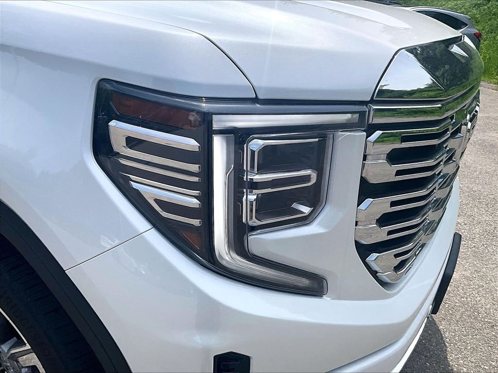 Used 2024 White GMC Denali image 32