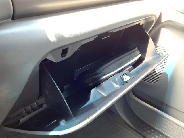 Used 2004  Ford XL image 4