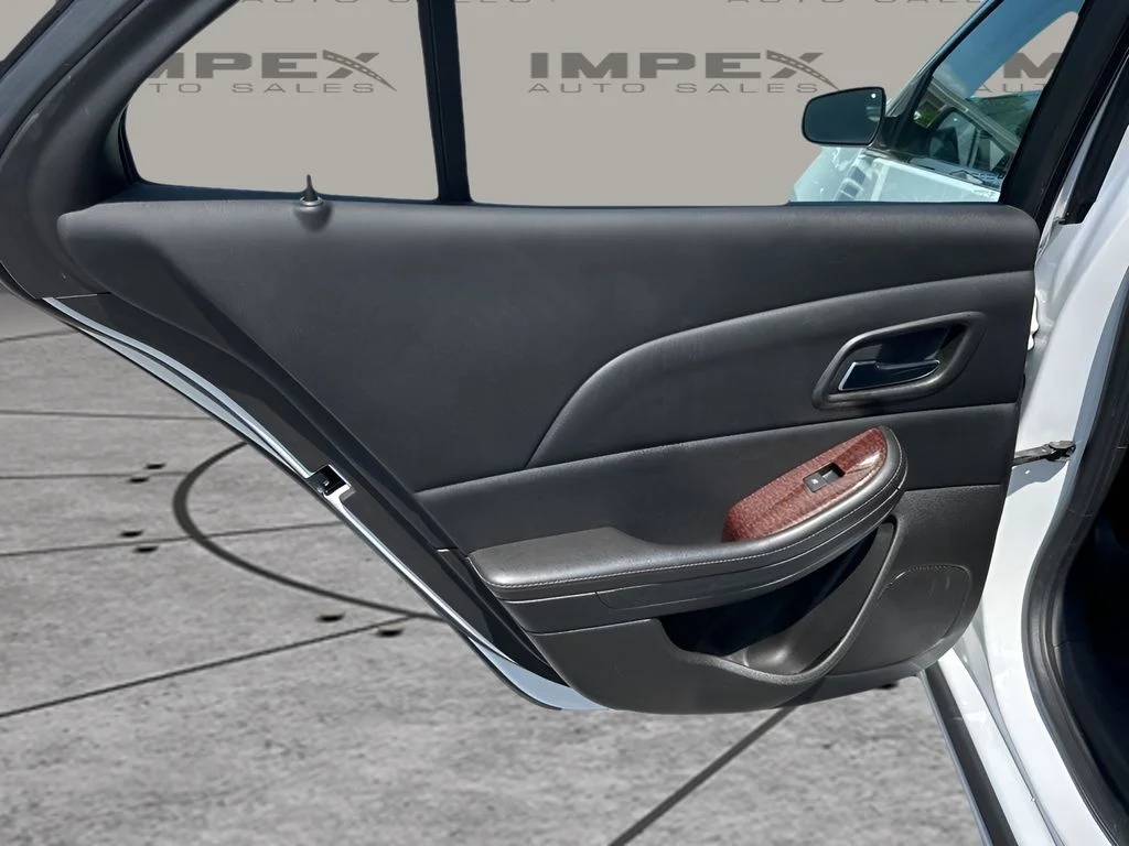Used 2013 White Chevrolet LT image 23
