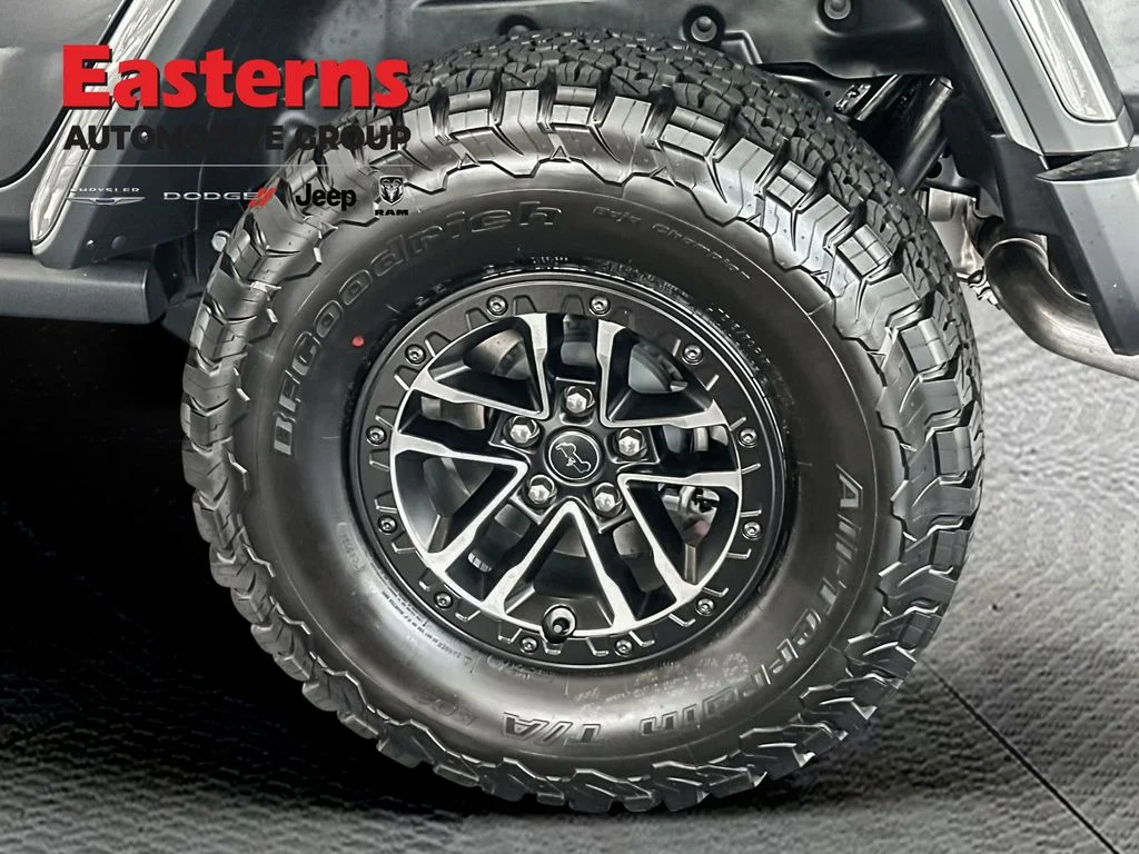 New 2026 Granite Crystal Metallic Clear-Coat Exterior Paint Jeep Moab 392 image 9