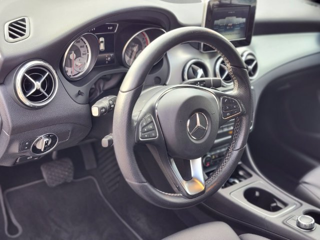 Used 2017 Silver Mercedes-Benz GLA 250 image 21