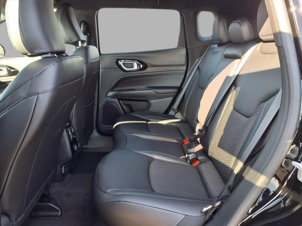 New 2026 Diamond Black Crystal Pearlcoat Jeep Latitude image 21