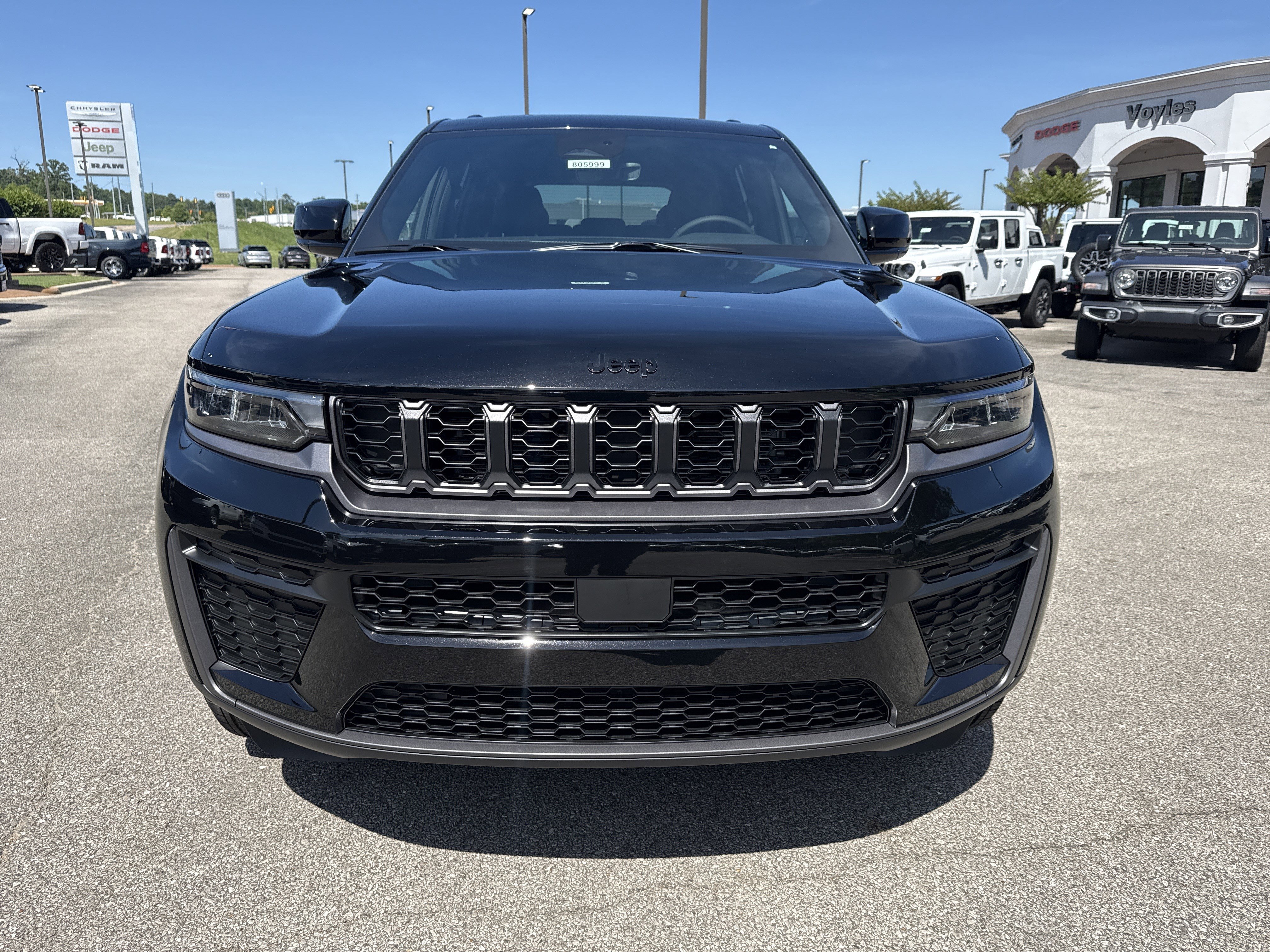 New 2026 Diamond Black Crystal Pearl-Coat Exterior Paint Jeep Altitude image 2