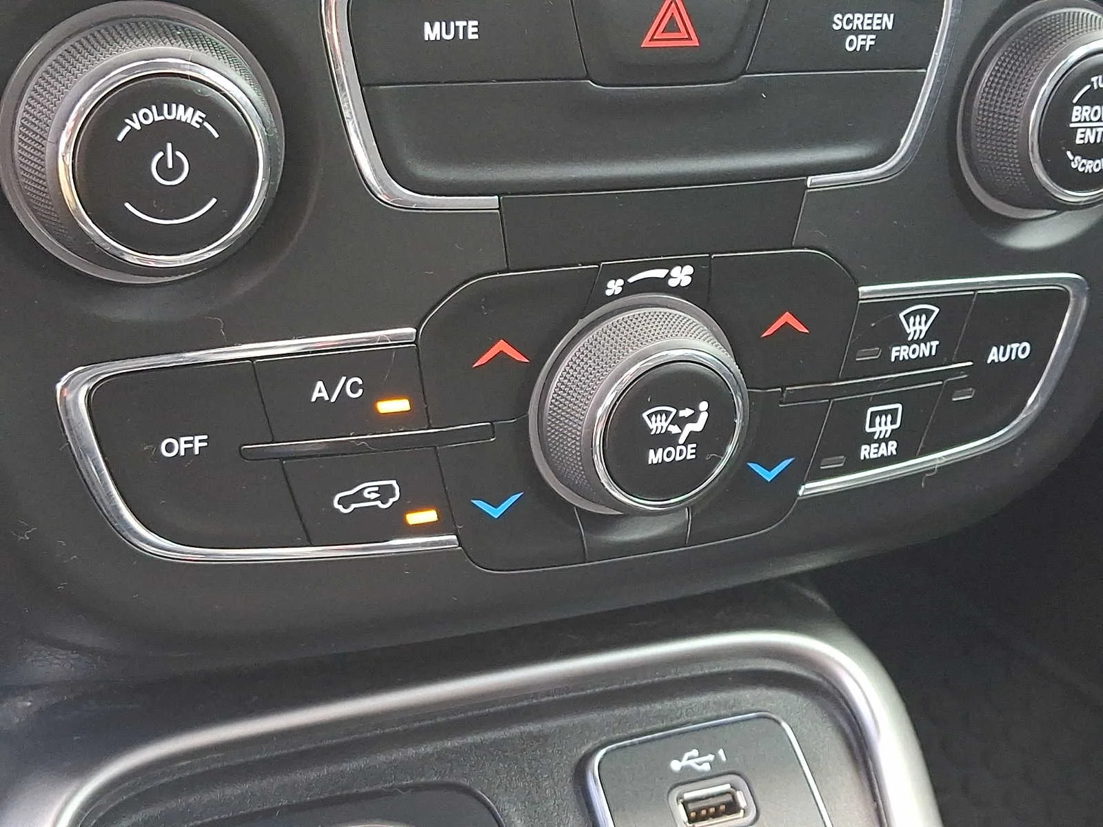 Used 2020 Granite Crystal Clearcoat Metallic Jeep Latitude image 15