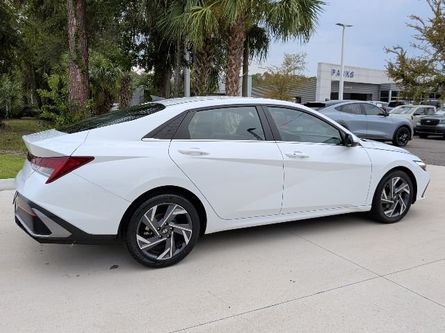 Used 2025 White Hyundai SEL Convenience image 5