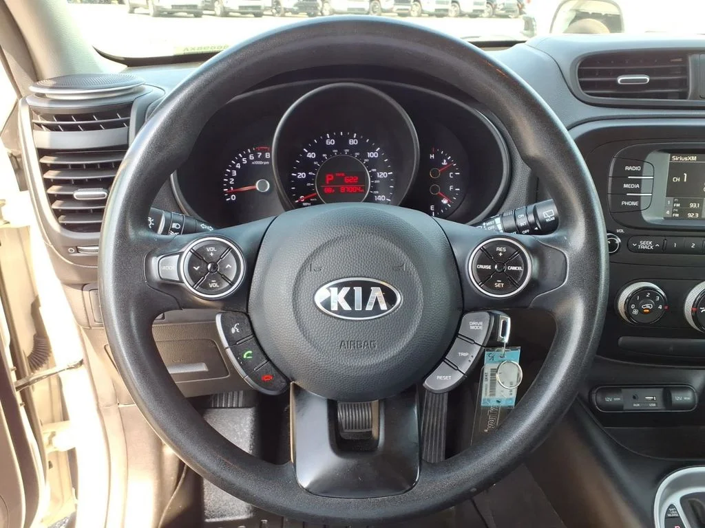 Used 2018 White Kia Base image 13
