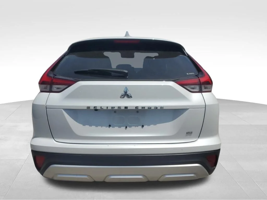 Used 2025 White Mitsubishi SE image 4
