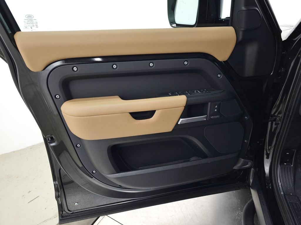 New 2026 Santorini Black Land Rover X-Dynamic SE image 11