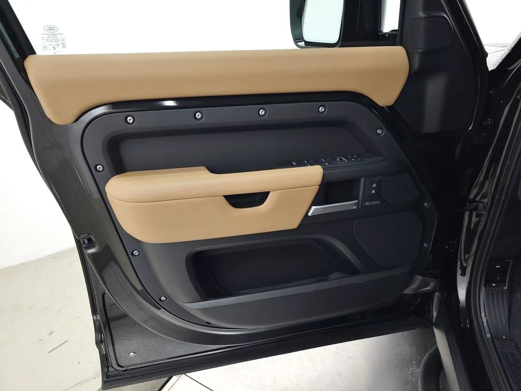 New 2026 Santorini Black Land Rover X-Dynamic SE image 11