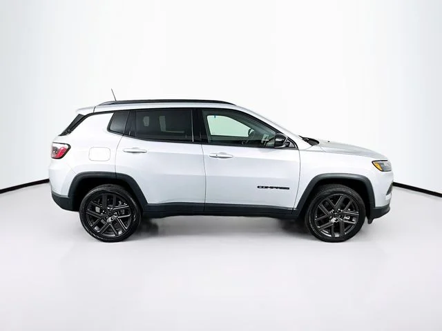New 2026 Silver Zynith Metallic Clearcoat Jeep Latitude image 8
