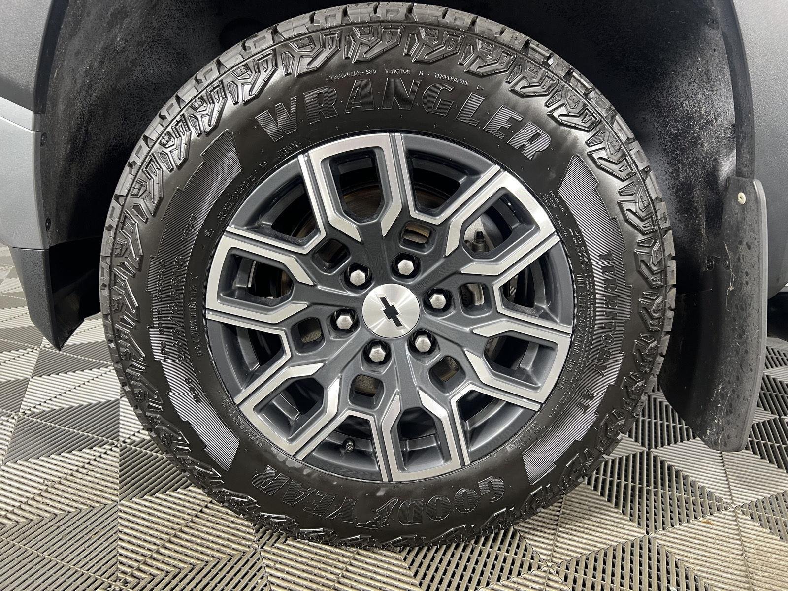 Used 2024 Sterling Gray Metallic Chevrolet 4WD Z71 image 22
