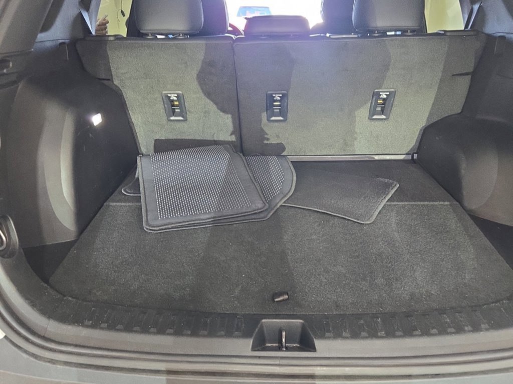 Used 2025 White Chevrolet LT image 5