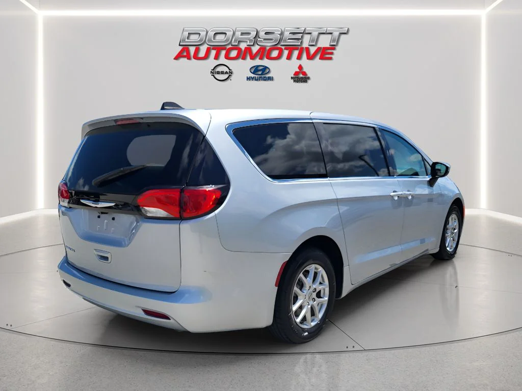 Used 2023 Silver Mist Clearcoat Chrysler LX image 6