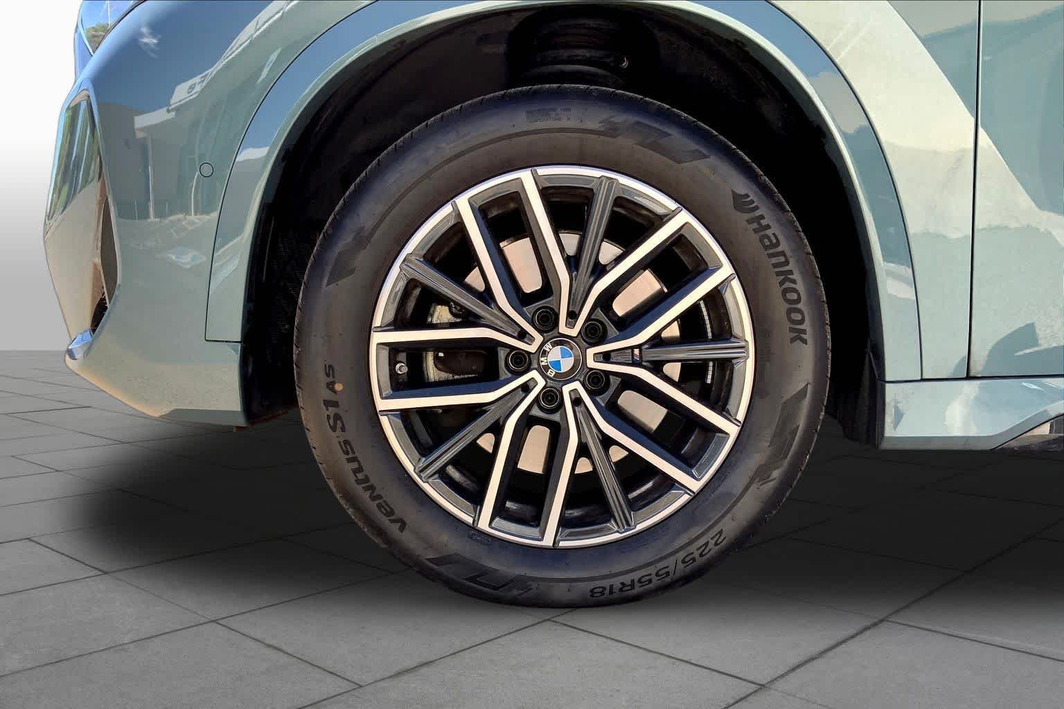 Used 2023 Cape York Green Metallic BMW xDrive28i image 9