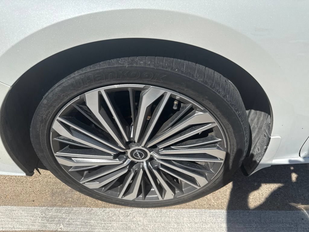 Used 2023 White Nissan SL FWD image 5