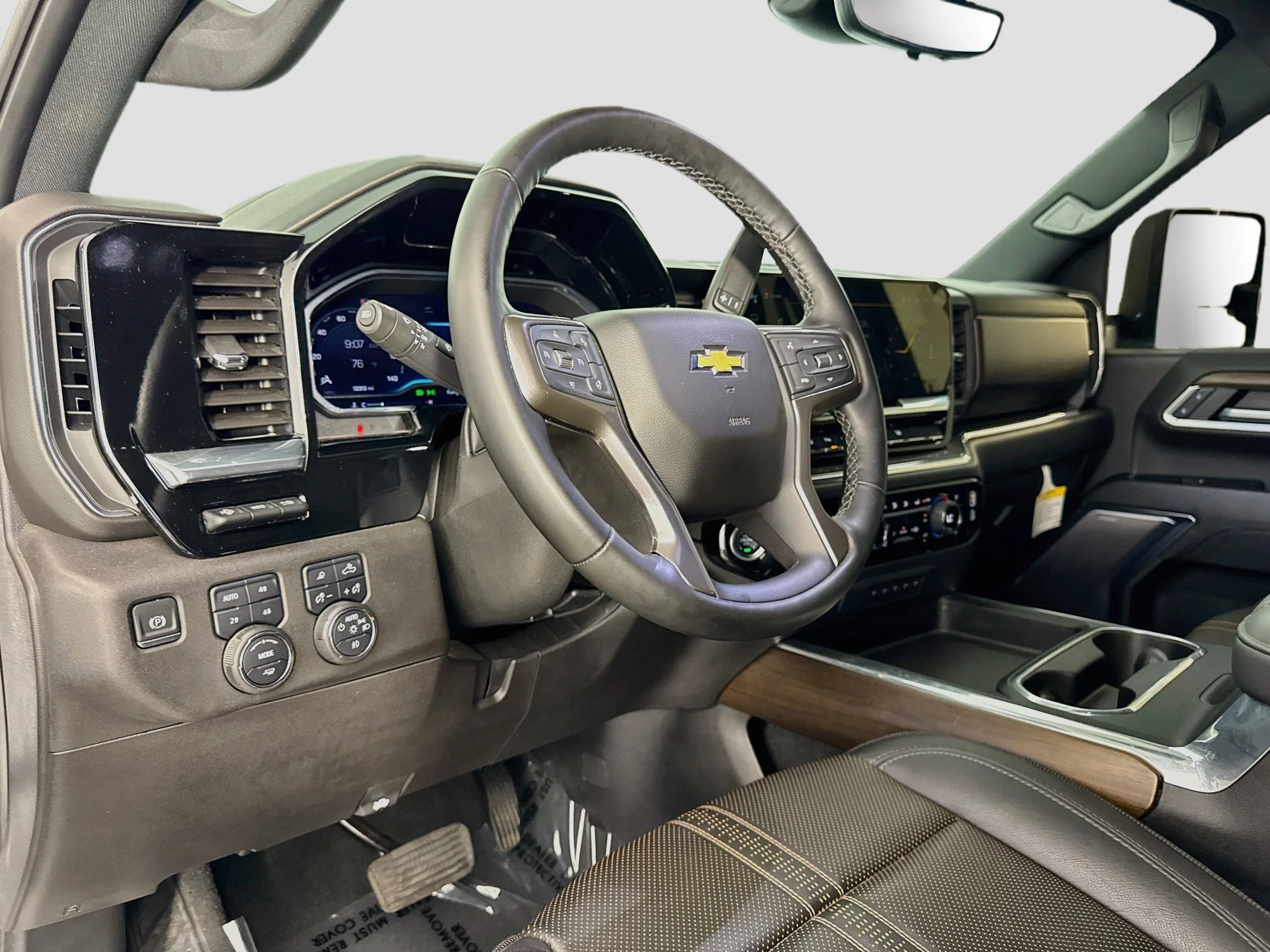 Used 2025 Iridescent Pearl Tricoat Chevrolet High Country DRW image 11