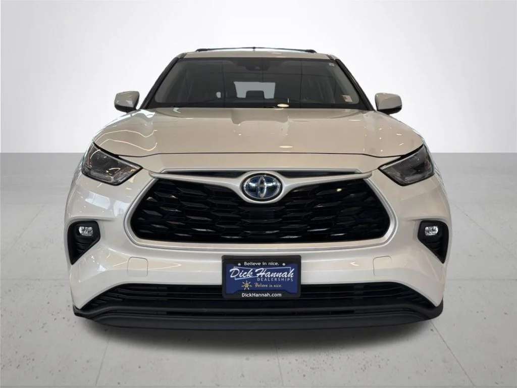 Used 2021 White Toyota LE image 3