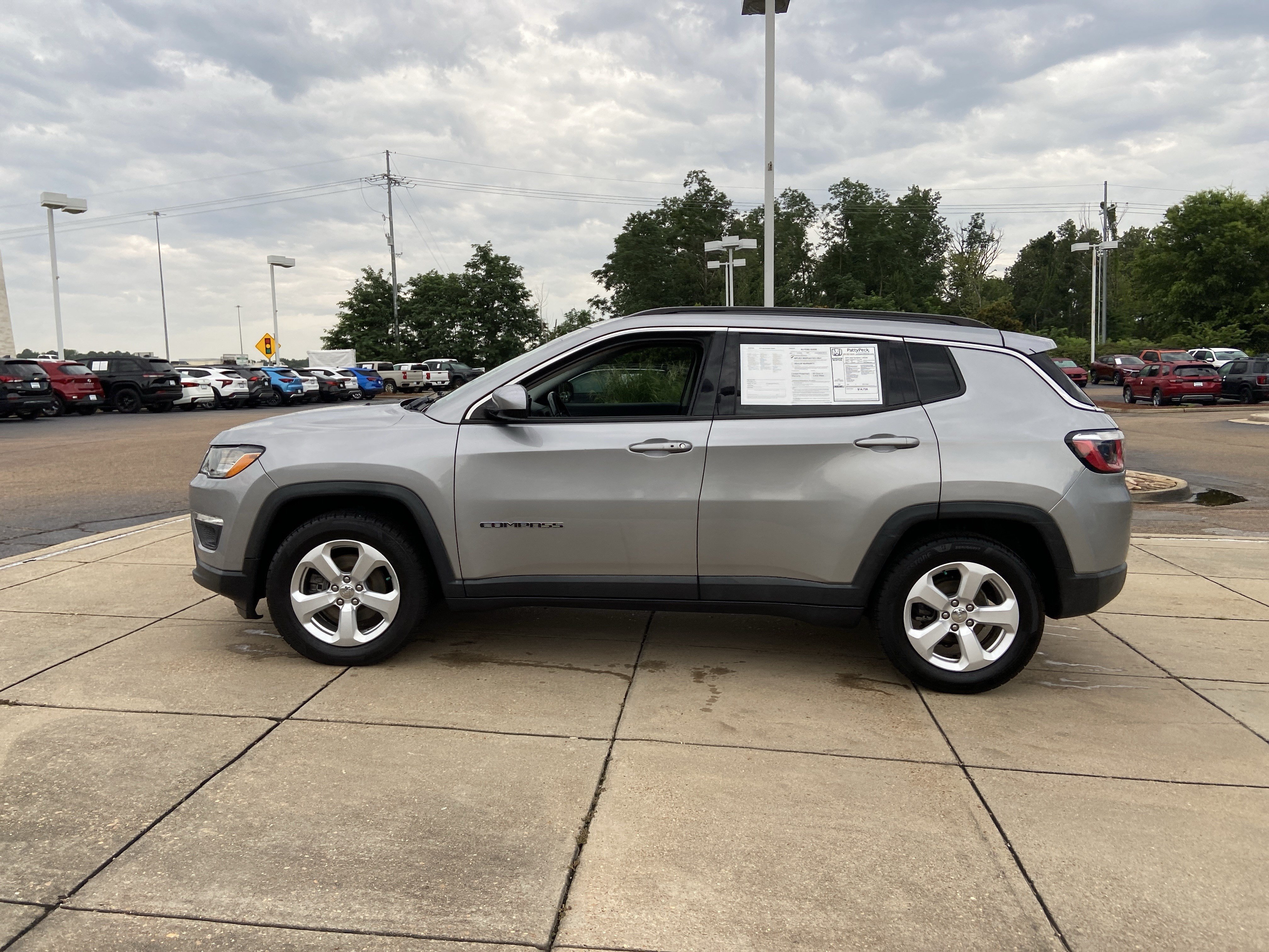 Used 2019 Billet Silver Metallic Clearcoat Jeep Latitude image 4