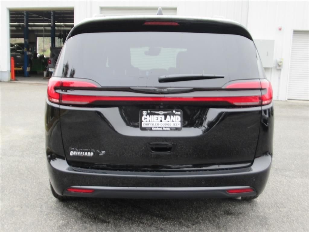 New 2026 Diamond Black Crystal Pearl-Coat Exterior Paint Chrysler Select image 5