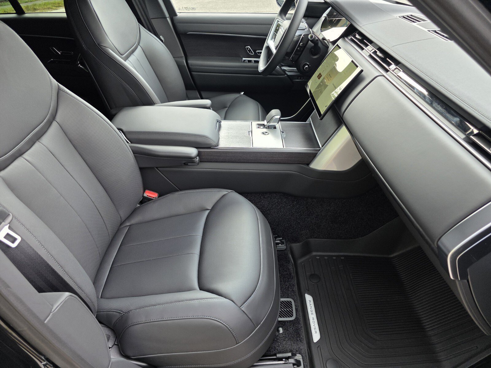 New 2026 Santorini Black Land Rover P400 SE image 3