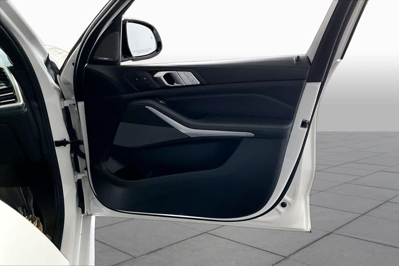 Used 2020 Alpine White BMW M50i image 23