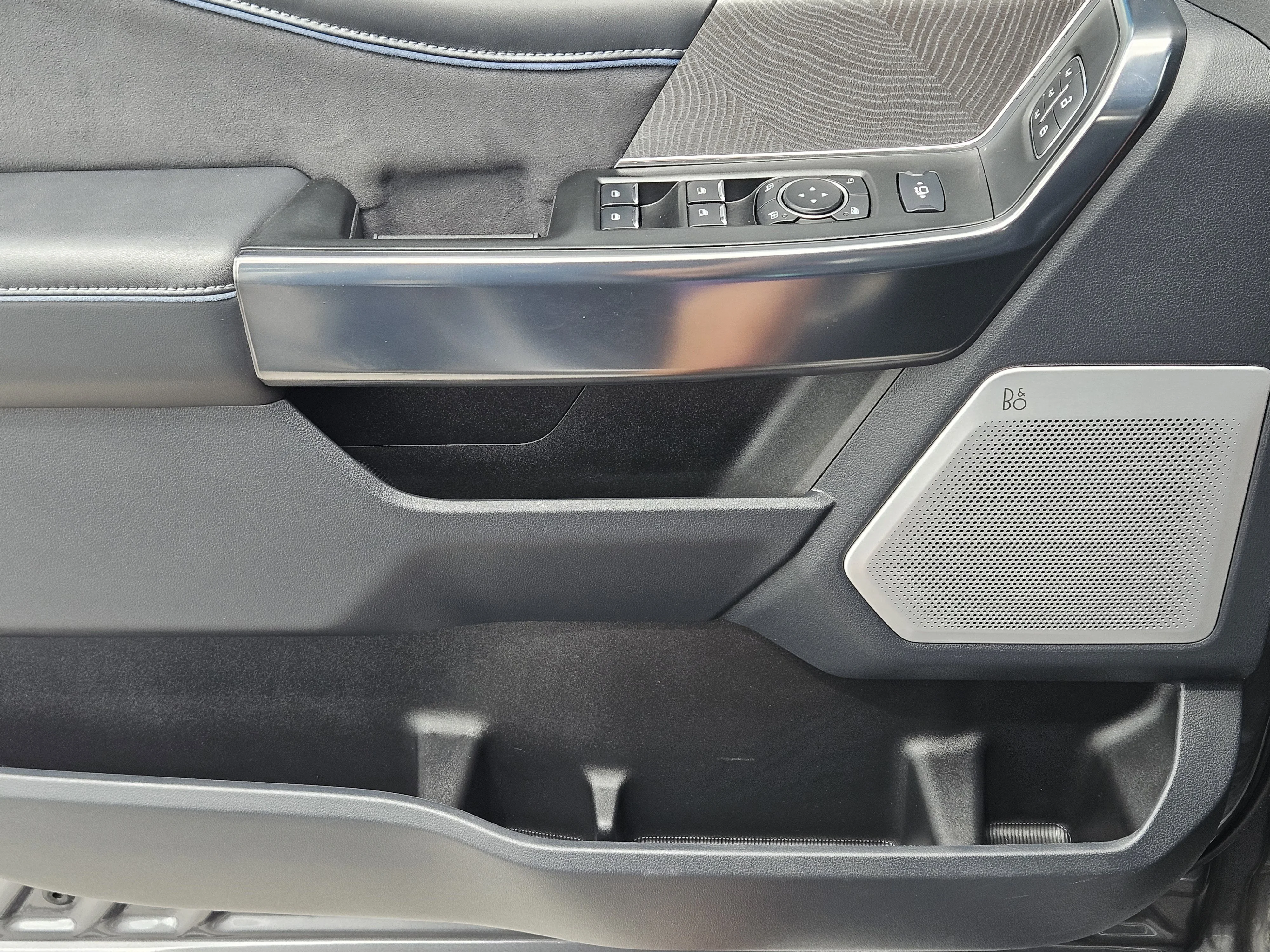 Used 2025  Ford Platinum image 24
