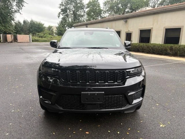 Used 2025 Diamond Black Jeep Altitude X image 1