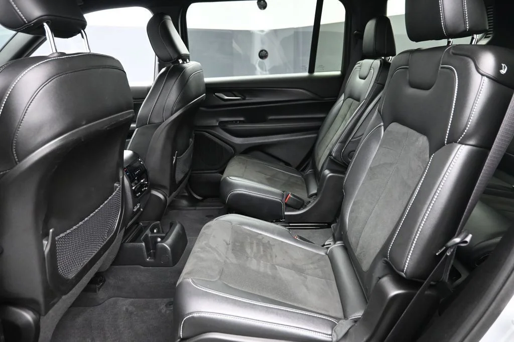 Used 2023 Silver Jeep Altitude image 15