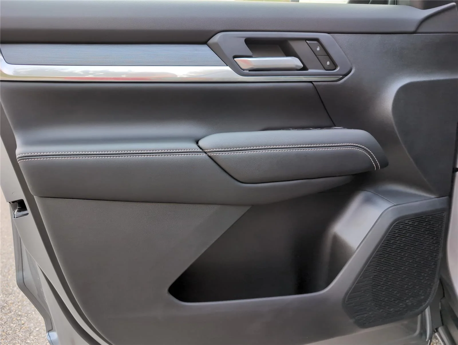 New 2026 Sterling Metallic GMC Elevation image 14
